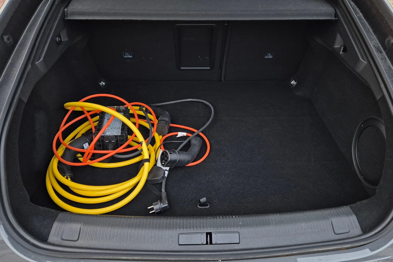 Bagażnik Peugeot 508 ma akceptowalną pojemność jak na hybrydę plug-in
