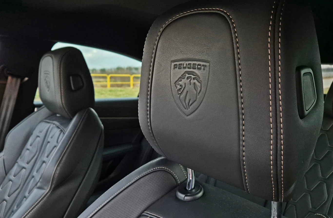 Emblematy Peugeota na zagłówkach dodają fotelom szlachetności
