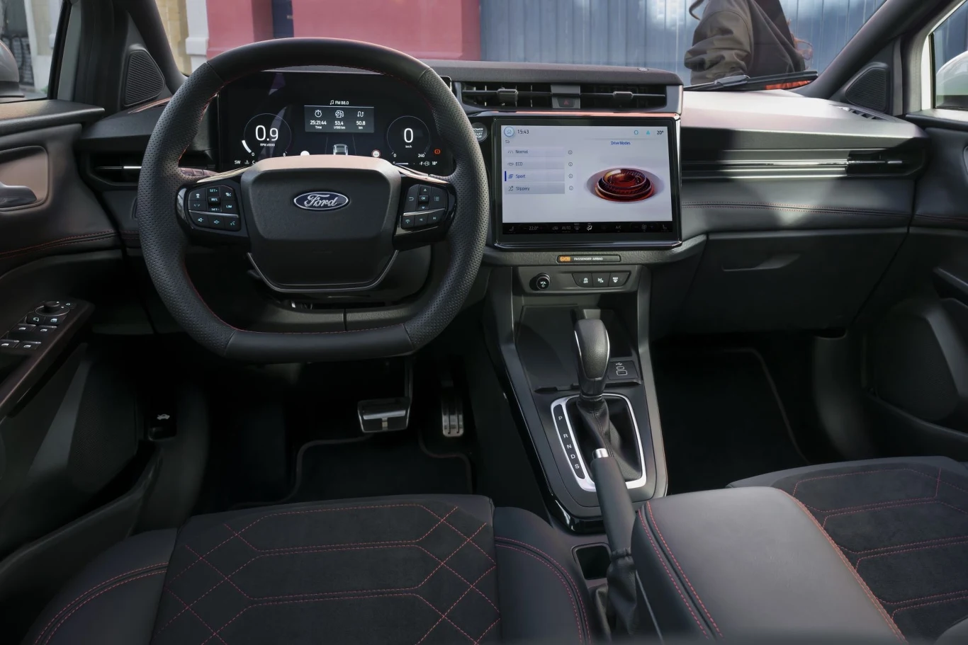 W podstawowej wersji wyposażeniowej zmodernizowanej Pumy można liczyć m.in. na 12,8-calowy ekran wskaźników i 12-calowy wyświetlacz multimediów.