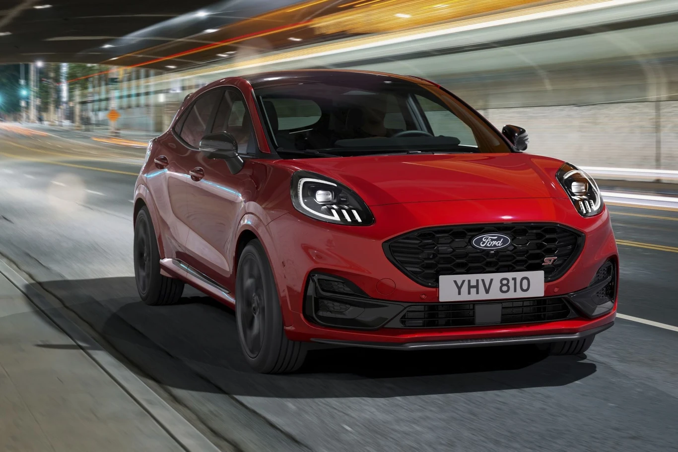 Topowa wersja wyposażeniowa, ST, dostępna jest wyłącznie z 170-konnym litrowym silnikiem benzynowym (miękka hybryda) oraz siedmiobiegowym automatem.