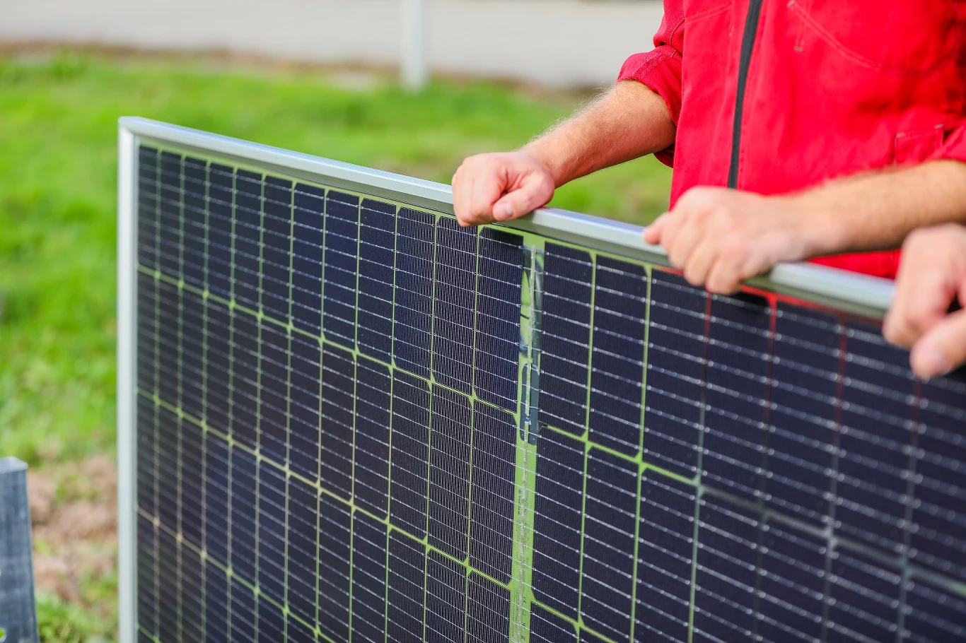 Coraz więcej właścicieli fotowoltaiki wyraża swoje niezadowolenie ze względu na niekorzystny system rozliczeń. Dochodzi nawet do tego, że energia odnawialna ma ujemne ceny. W mediach społecznościowych pojawiła się propozycja ogólnopolskiego strajku Coraz więcej właścicieli fotowoltaiki wyraża swoje niezadowolenie ze względu na niekorzystny system rozliczeń. Dochodzi nawet do tego, że energia odnawialna ma ujemne ceny. W mediach społecznościowych pojawiła się propozycja ogólnopolskiego strajku