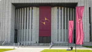 Świątynia Opatrzności Bożej przystrojona rekwizytami z serialu "Fundacja"