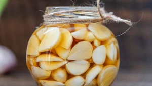 Rozpływa się w ustach i urzeka smakiem. Jak zrobić czosnek konfitowany?