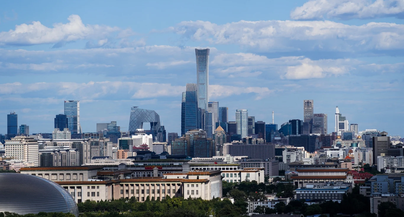 Złe wiadomości dla Polski. Wskaźniki fiskalne odbiegają od porównywalnych państw Agencja Fitch obniżyła perspektywę dla ratingu Chin. Na zdjęciu panorama centrum Pekinu