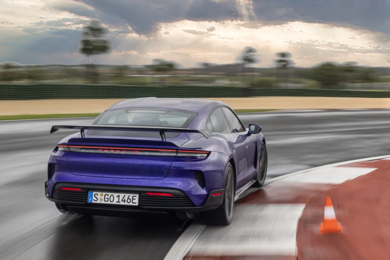 Porsche Taycan GR z pakietem Weissach wyróżnia karbonowe skrzydło na pokrywie bagażnika