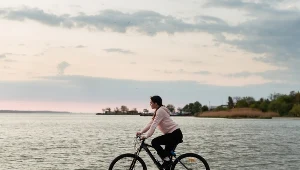 Ścieżka rowerowa wokół Jeziora Żywieckiego. Idealna dla początkujących rowerzystów 