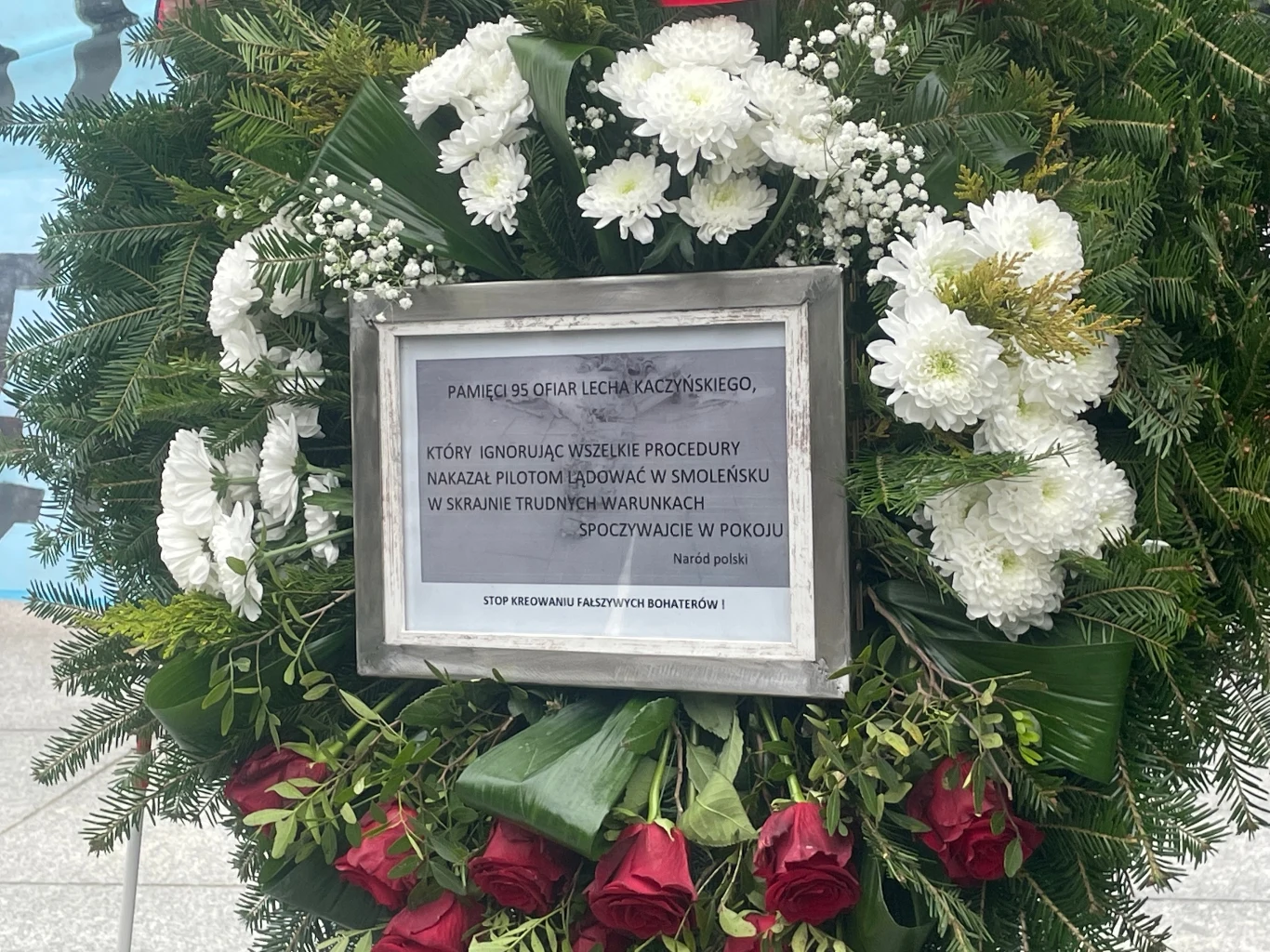 Tabliczka na wieńcu, który chcieli złożyć zwolennicy obozu władzy