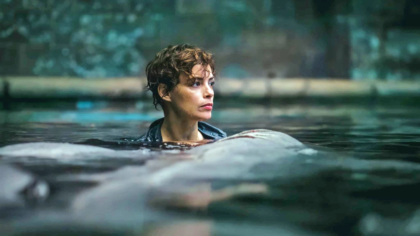 Bérénice Bejo w scenie z filmu "Rekiny w Sekwanie"