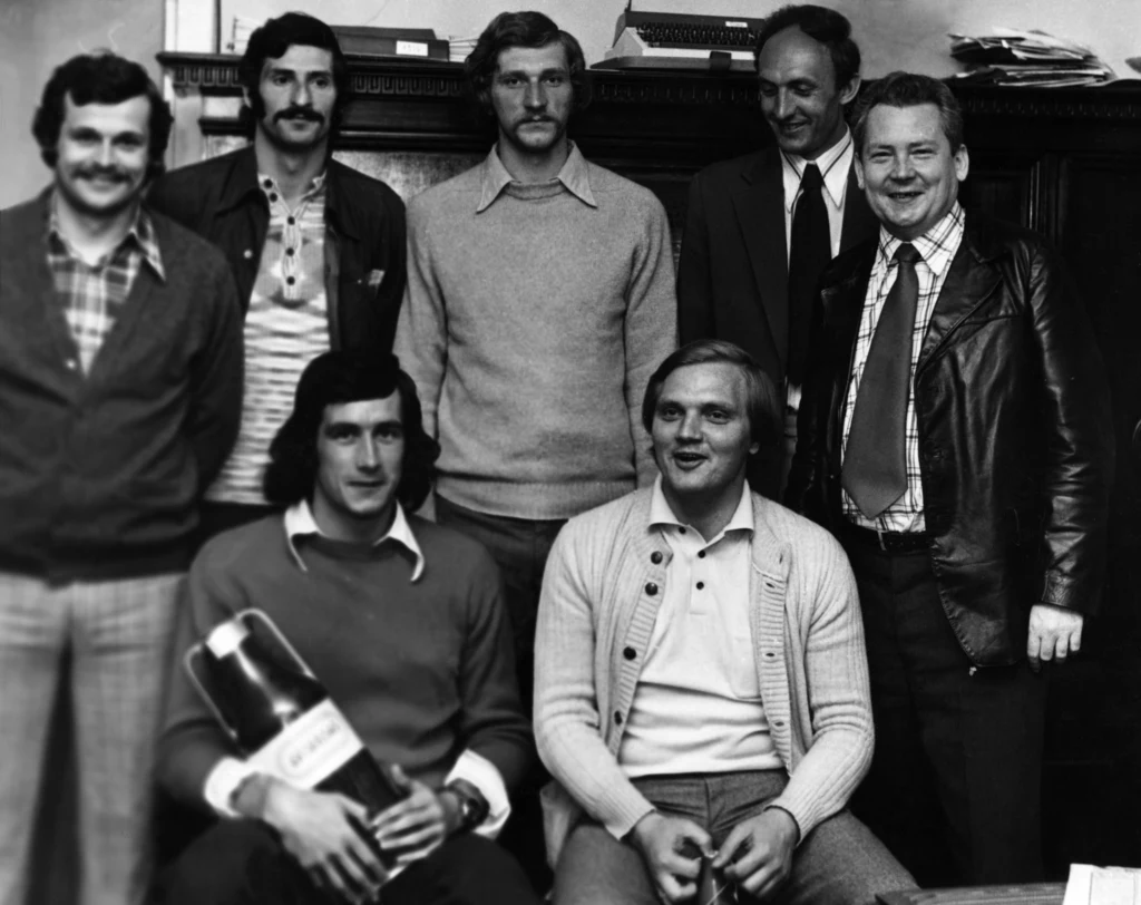 Siatkarze reprezentacji Polski z Hubertem Wagnerem (na dole z prawej). W górnym rzędzie od lewej Wiesław Gawłowski, Mirosław Rybaczewski, Włodzimierz Stefański i Edward Skorek, na dole Tomasz Wójtowicz Siatkarze reprezentacji Polski z Hubertem Wagnerem (na dole z prawej). W górnym rzędzie od lewej Wiesław Gawłowski, Mirosław Rybaczewski, Włodzimierz Stefański i Edward Skorek, na dole Tomasz Wójtowicz