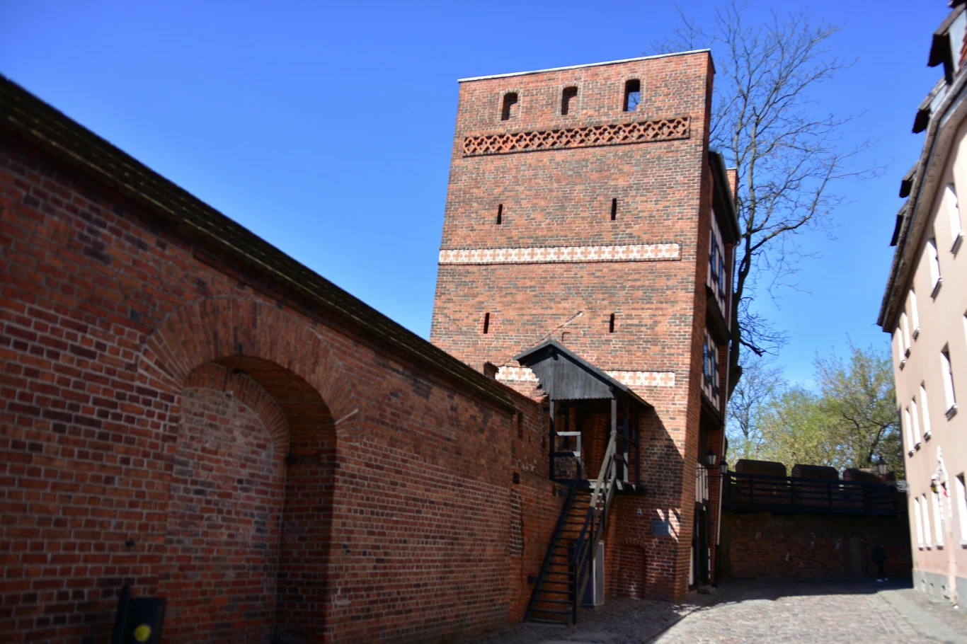 Krzywa Wieża w Toruniu przyciąga wielu turystów