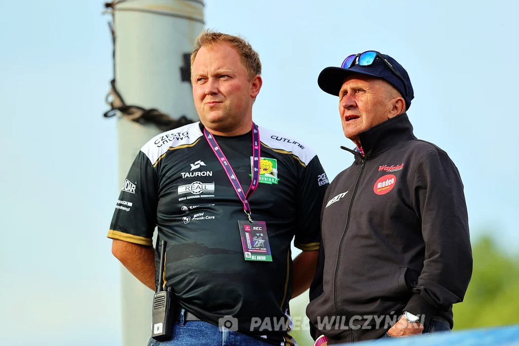 Marek Cieślak (z prawej) na stadionie Włókniarza Częstochowa.
