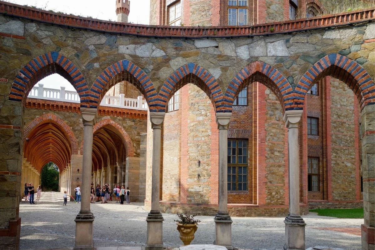 Pałac Marianny Orańskiej w Kamieńcu Ząbkowickim. Zachwyca architekturą