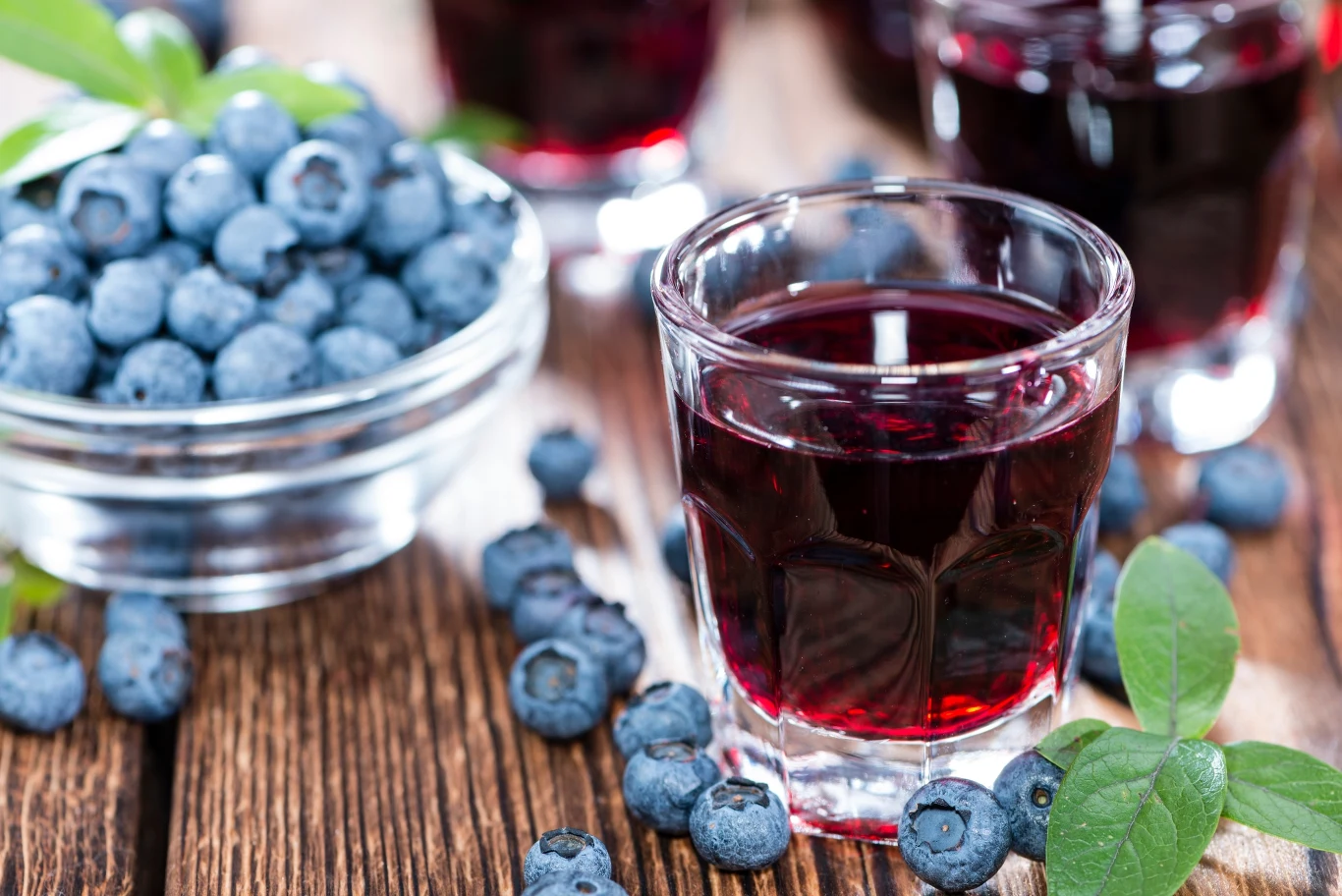 Jak zrobić nalewkę z jagód (jagodówkę)? Piotr Ogiński zdradza swój przepis Jak zrobić nalewkę z jagód (jagodówkę)? Piotr Ogiński zdradza swój przepis