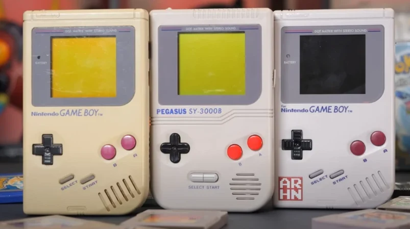 Pegasus GameBoy i Nintendo GameBoy / zdj. YouTube @arhn.eu Pegasus GameBoy i Nintendo GameBoy / zdj. YouTube @arhn.eu