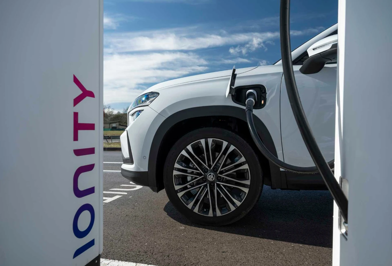 Na ładowarce prądu stałego Kodiaq może pobierać energię z mocą 50 kW