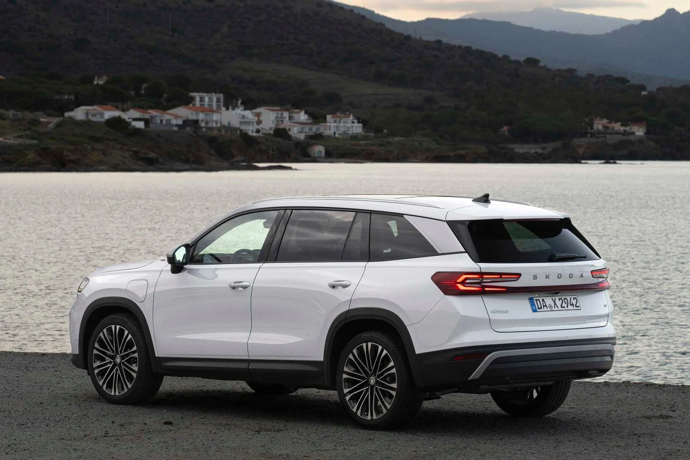 Rodzinny SUV Skody w wersji PHEV ma gniazdo ładowania na lewym, przednim nadkolu