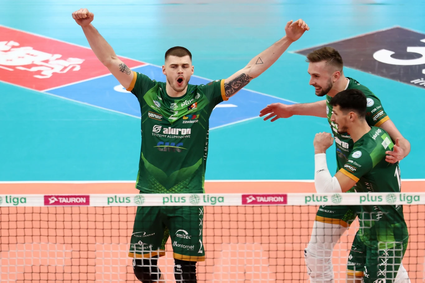 Bartosz Kwolek (na środku) w barwach Aluron CMC Warty Zawiercie