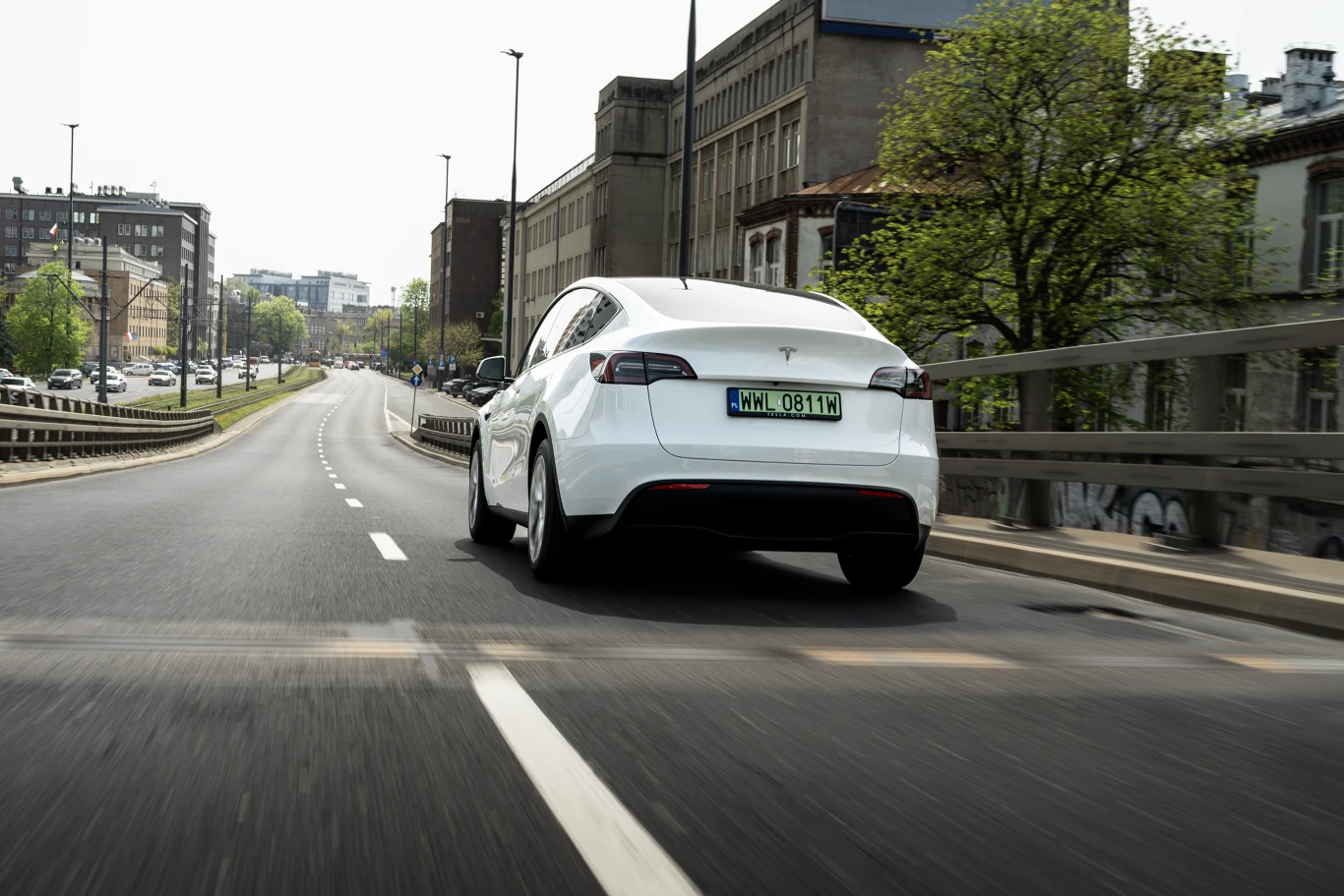 Tesla regularnie obniża ceny swoich aut. Taka polityka zmusiła inne koncerny do podejmowania radykalnych kroków.