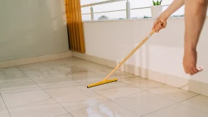 Nie możesz doczyścić płytek na balkonie? Wsyp 3 łyżki do wiadra wody, a wszystko będzie lśnić