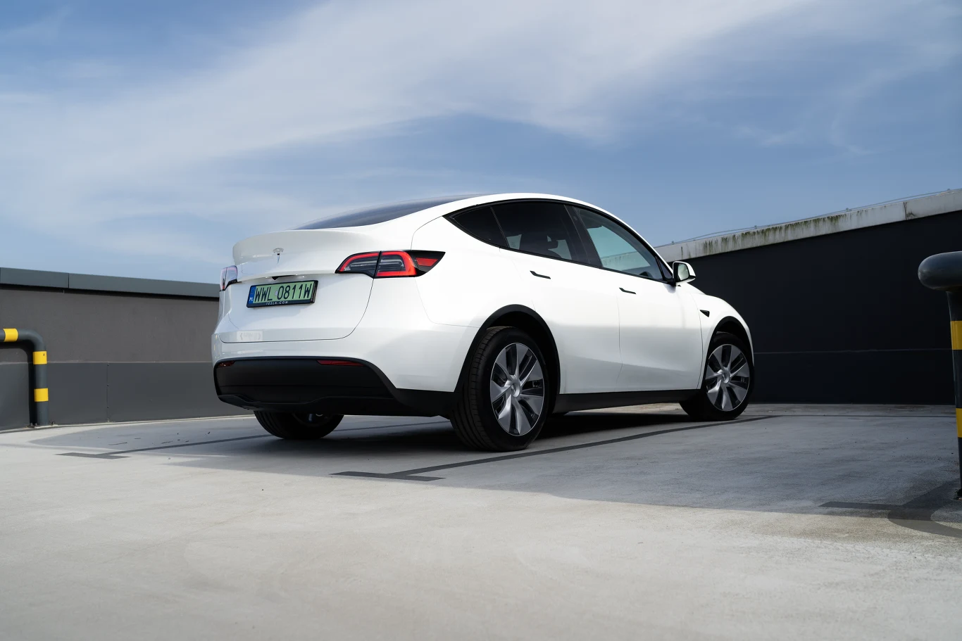 Tesla Model Y Long Range RWD wjeżdża do oferty. Ceny w Polsce zaczynają się od 214 990 zł