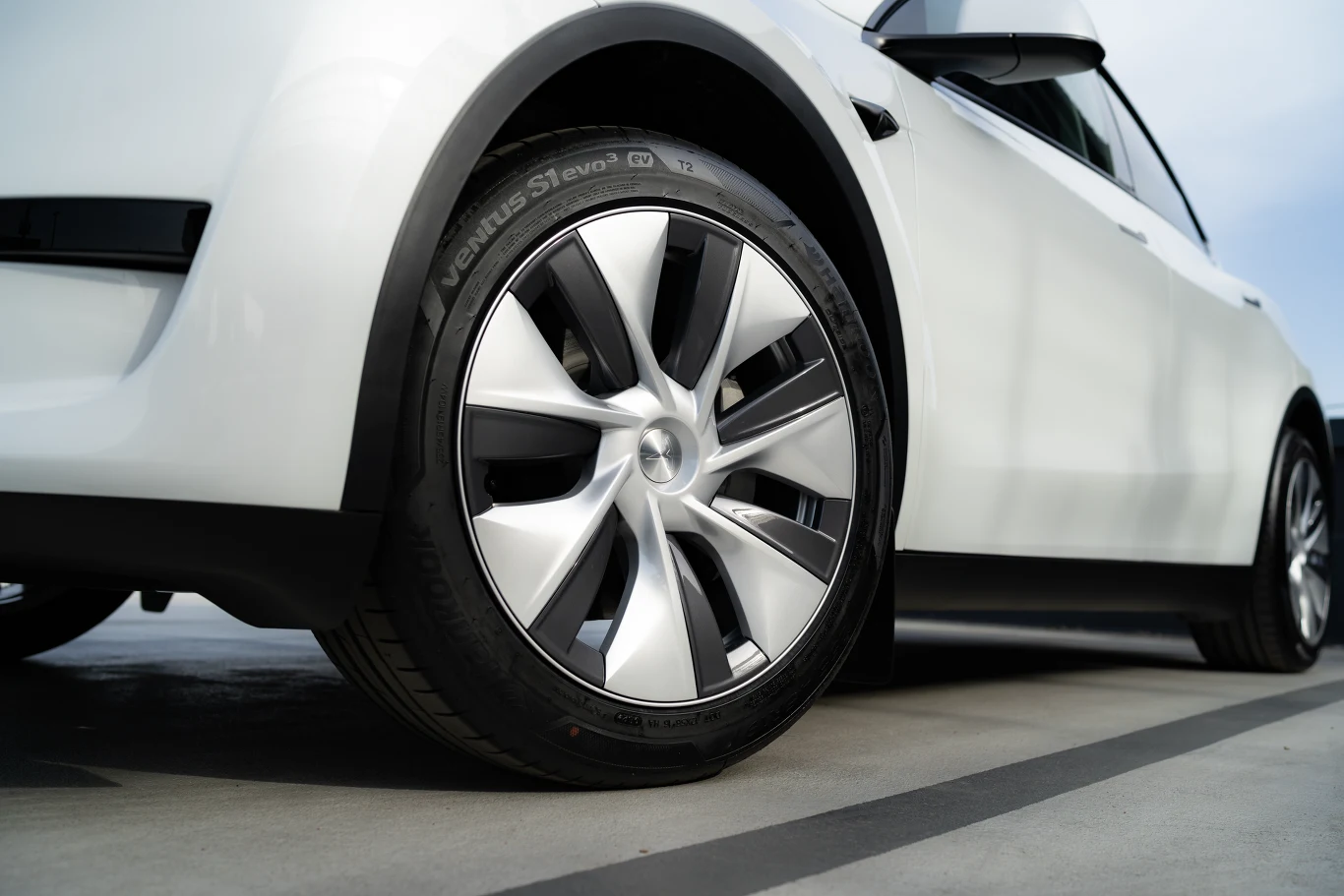 Na 19-calowych felgach "Gemini" auto oferuje do 600 km zasięgu na jednym ładowaniu (wg WLTP)