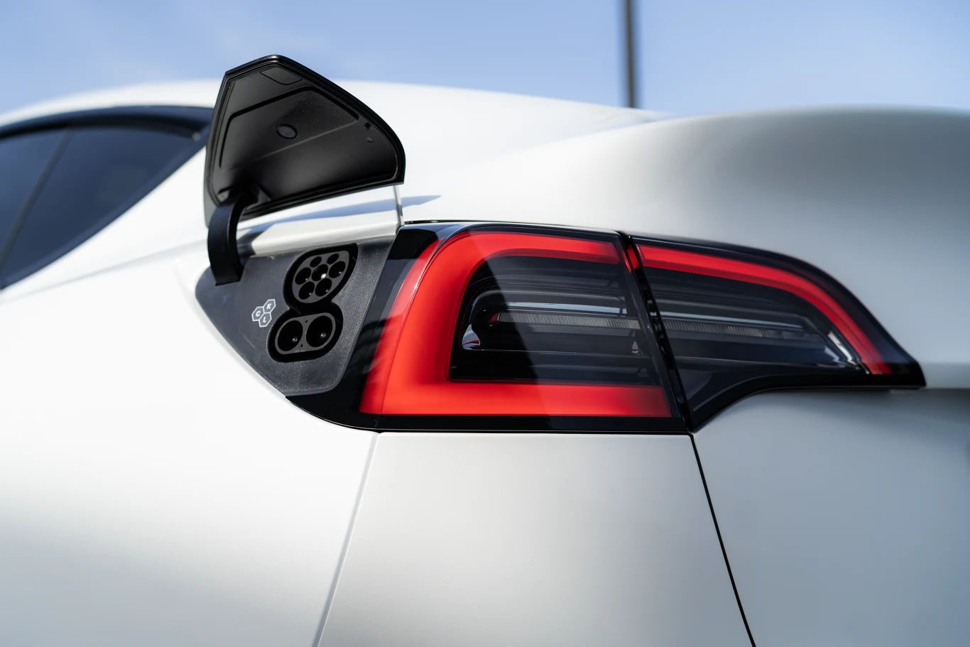 Tesla Model Y Long Range RWD ładuje się z maksymalną mocą 250 kW (DC)