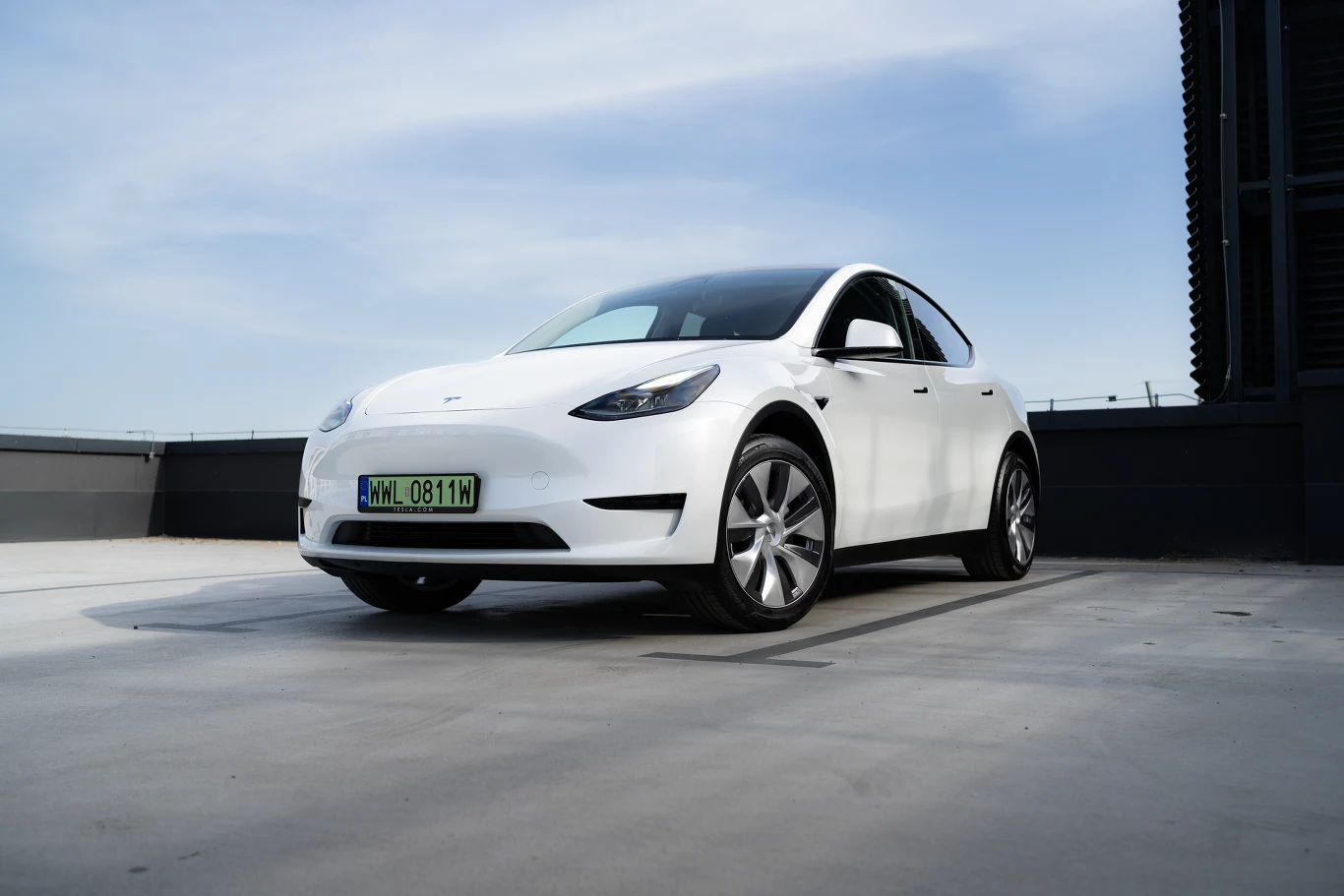 Tesla Model Y w siedmioosobowej wersji kosztuje od 235 990 zł.