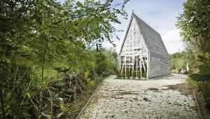 Kaplica Votum Aleksa położona jest nad brzegiem Wisły we wsi Tarnów (woj. mazowieckie). Źródło: Facebook @Kaplica w Tarnowie