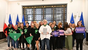 Sejm. Debata nad projektami dotyczącymi przerywania ciąży. Nie wszystkie aktywistki weszły na galerię