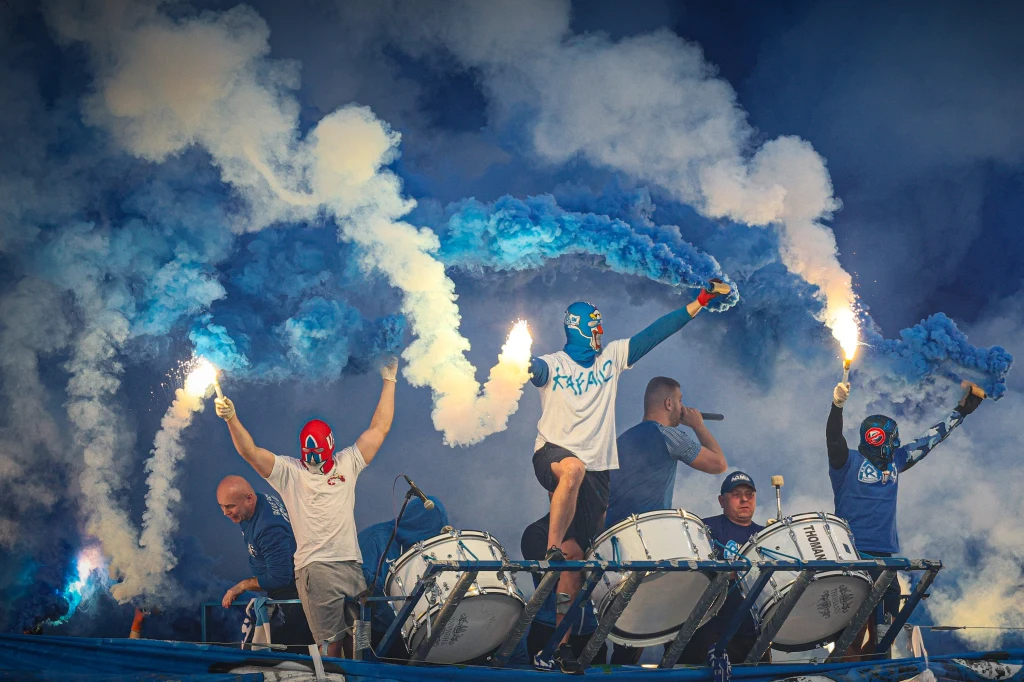 Kibice Ruchu Chorzów na meczu z Górnikiem Zabrze Kibice Ruchu Chorzów na meczu z Górnikiem Zabrze