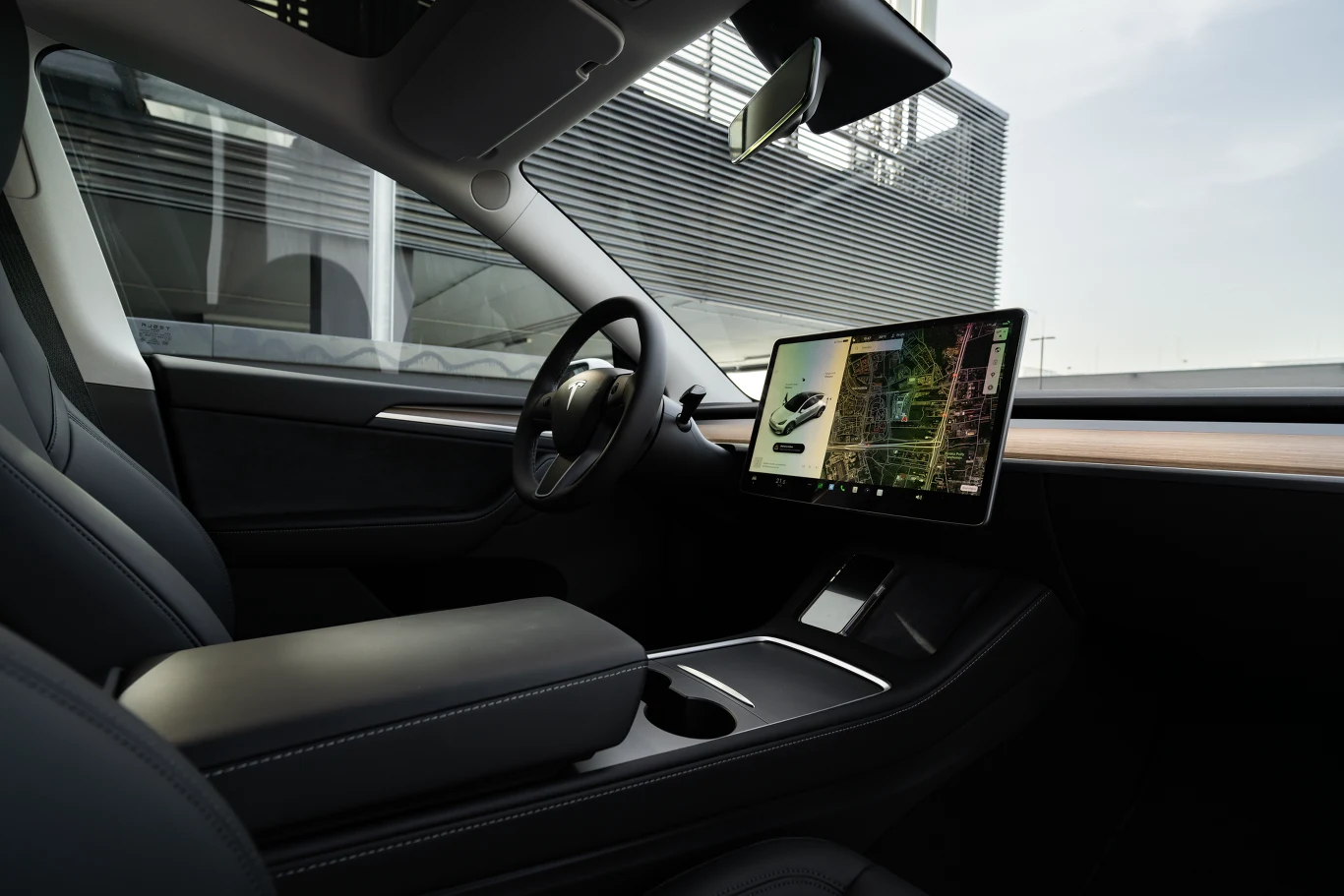 Tesla Model Y Long Range RWD. Jeden ekran służy tu do wszystkiego.
