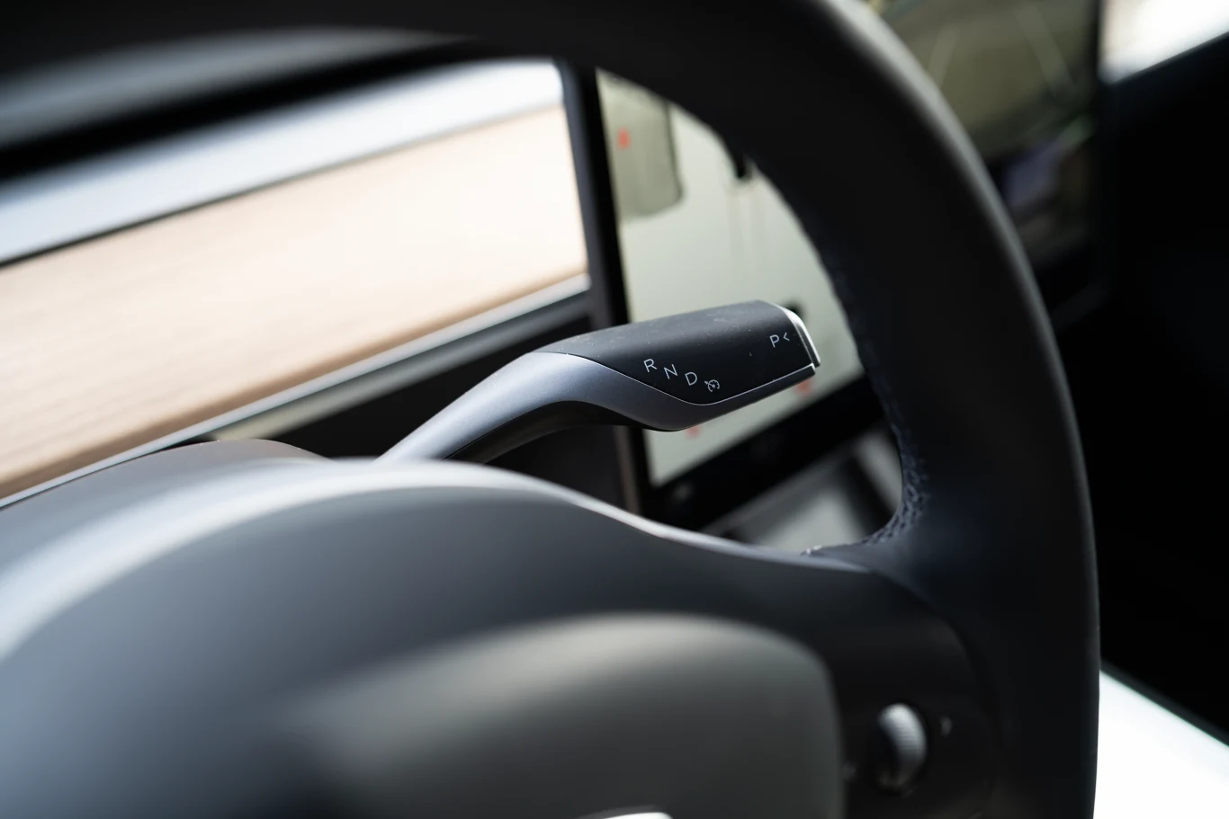 Tesla Model Y Long Range RWD. W odróżnieniu od Modelu 3, tu mamy jeszcze klasyczną manetkę