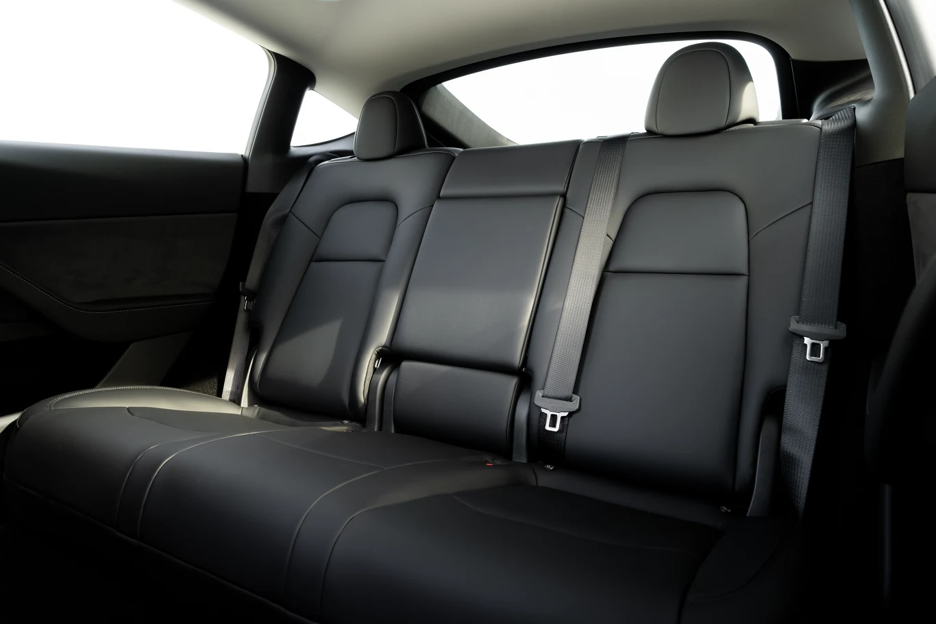 Tesla Model Y Long Range RWD. W drugim rzędzie jest sporo miejsca. Kanapa wygodnie pomieści trzech pasażerów