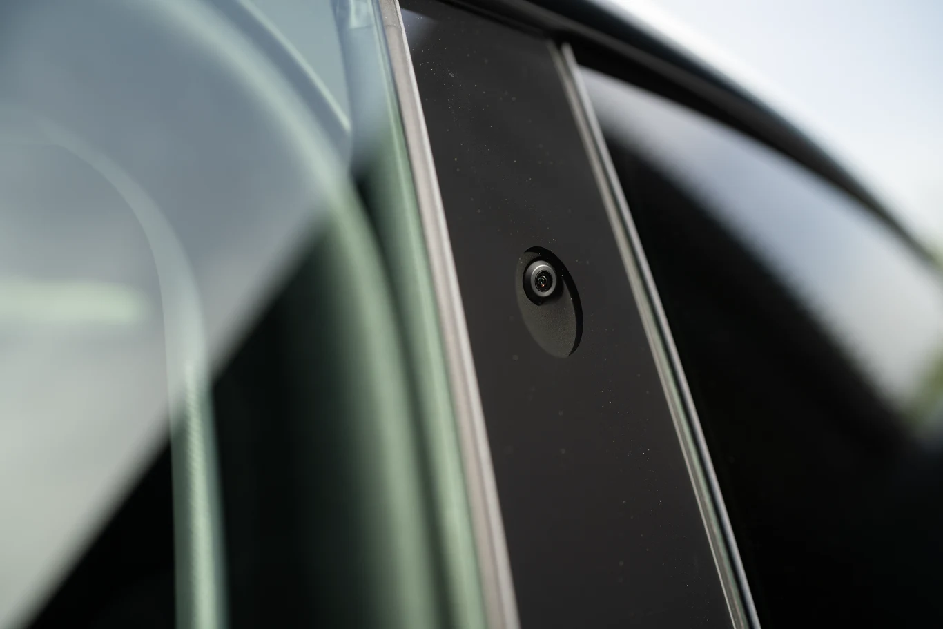 Tesla Model Y Long Range RWD. Kamery zamontowane dookoła auta ułatwiają parkowanie i monitorują sytuację wokół auta, gdy nie ma nas w pobliżu.