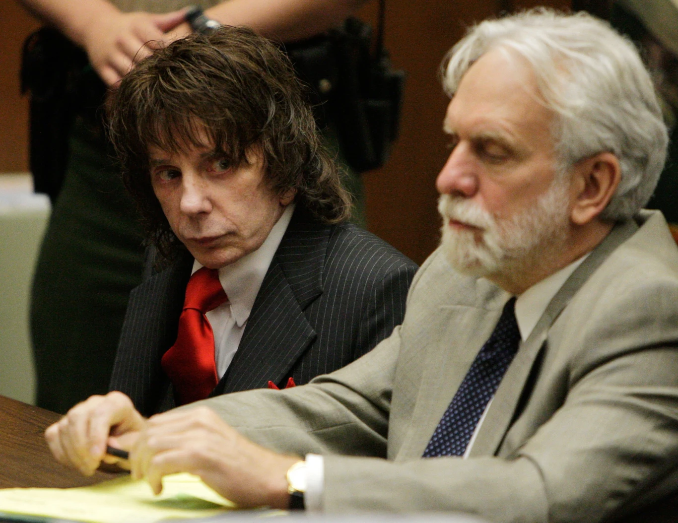 Phil Spector w trakcie rozprawy w 2003 roku Phil Spector w trakcie rozprawy w 2003 roku