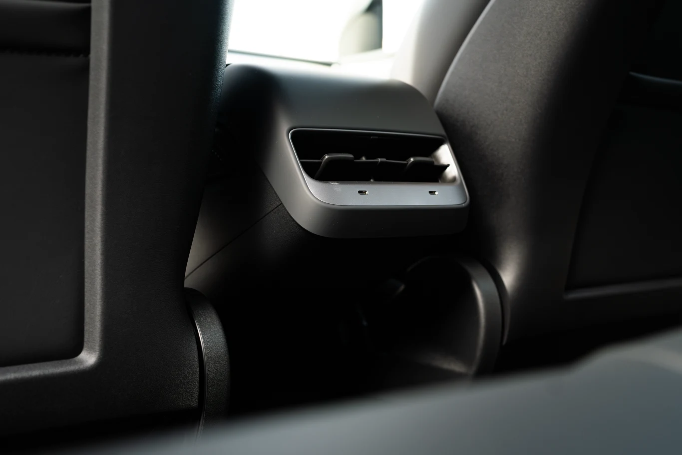 Tesla Model Y Long Range RWD. W drugim rzędzie mamy do dyspozycji dwa gniazda USB-C