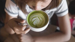 Matcha zamiast kawy? Jak najbardziej. Tak działa sproszkowana zielona herbata