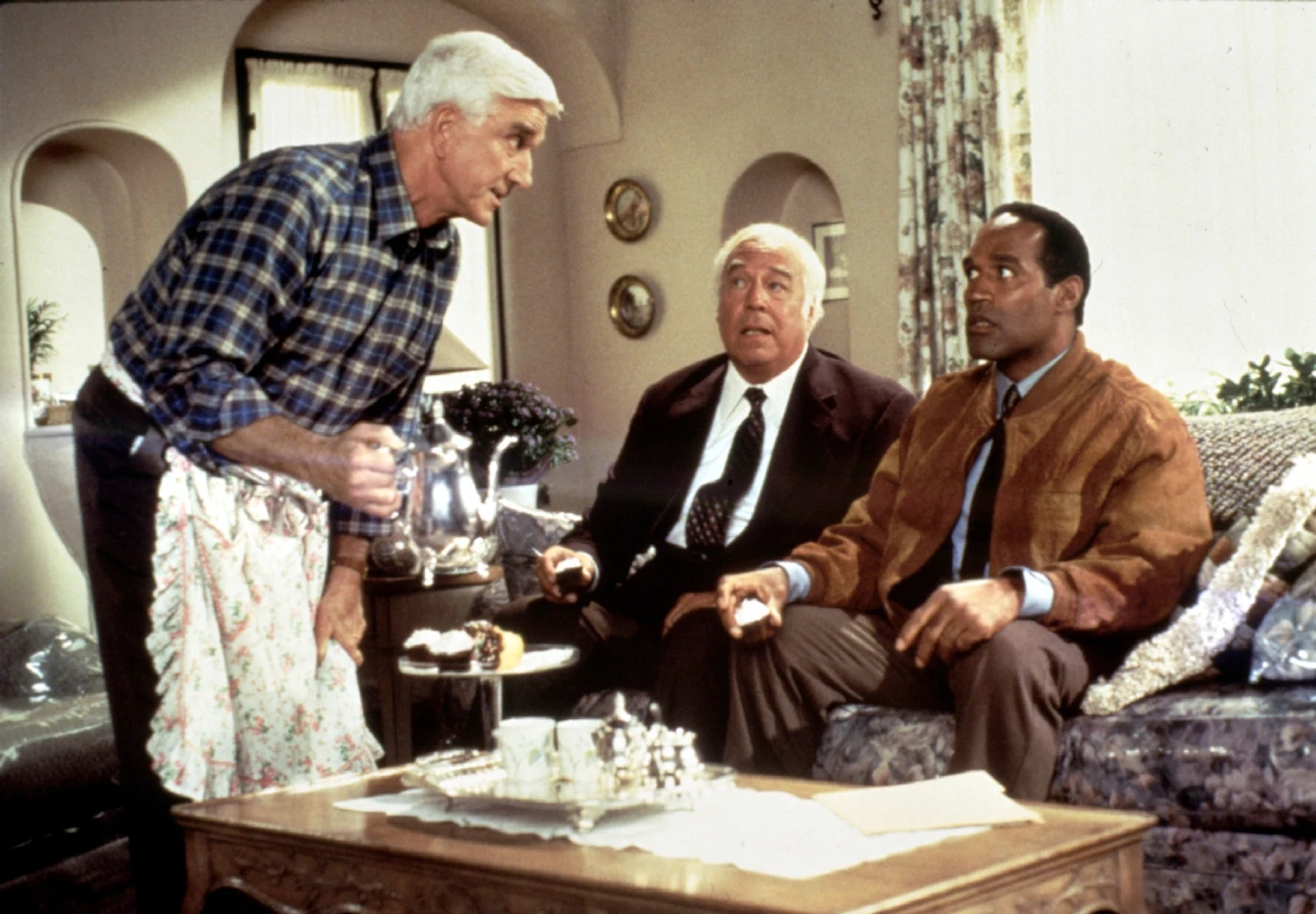 Leslie Nielsen, George Kennedy i O.J. Simpson w filmie "Naga brioń 33 i 1/3: Ostateczna zniewaga"