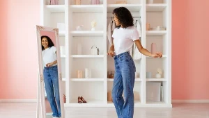 Spodnie, które wyszczuplają talię i podkreślają biodra. Duży wybór w sieciówkach