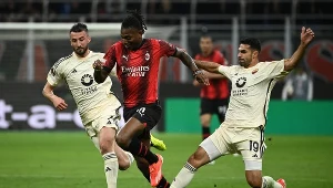 Rafael Leao w rywalizacji z graczami Romy