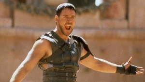 Russell Crowe w scenie z kultowego "Gladiatora"