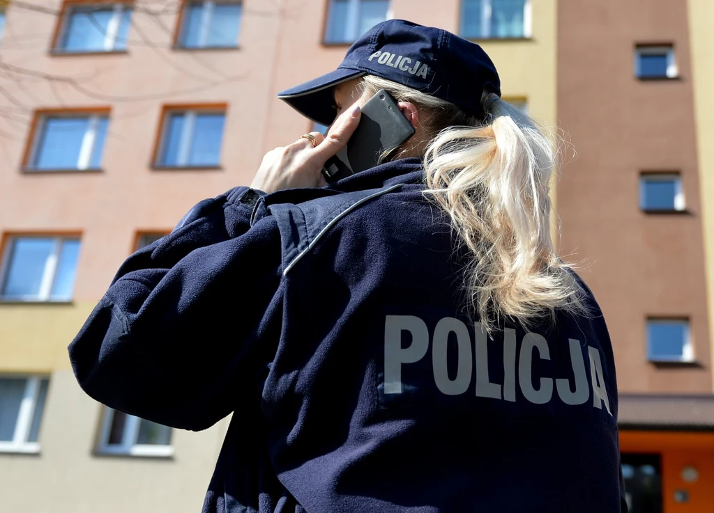 Policjant podczas interwencji prosi o odblokowanie telefonu. Czy może go sprawdzić, a ty się na to musisz zgodzić?