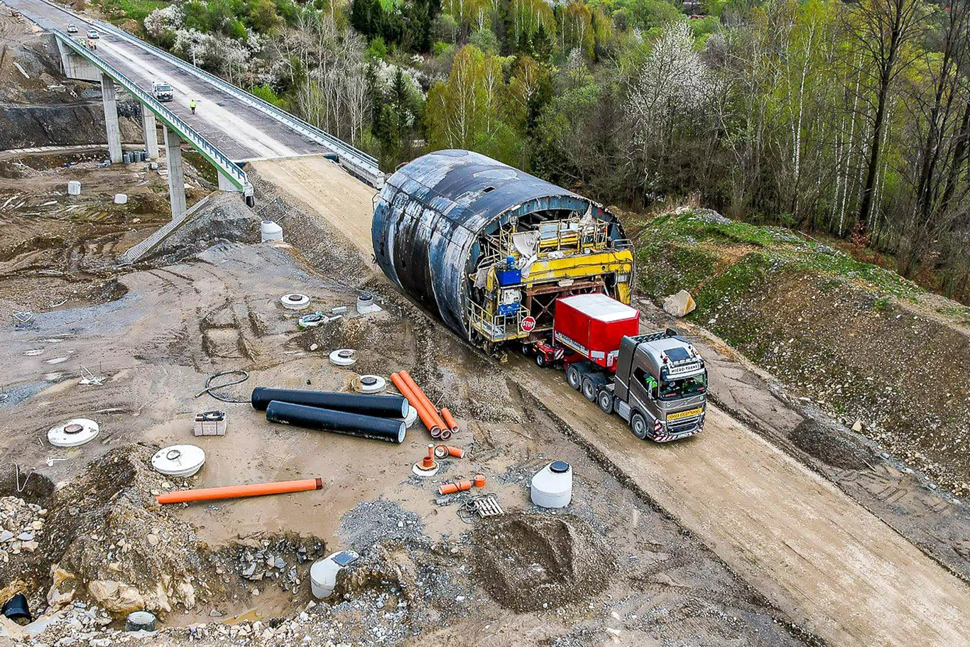 Postęp prac był możliwy m.in dzięki przetransportowaniu ruchomego szalunku z tunelu w masywie Barania 