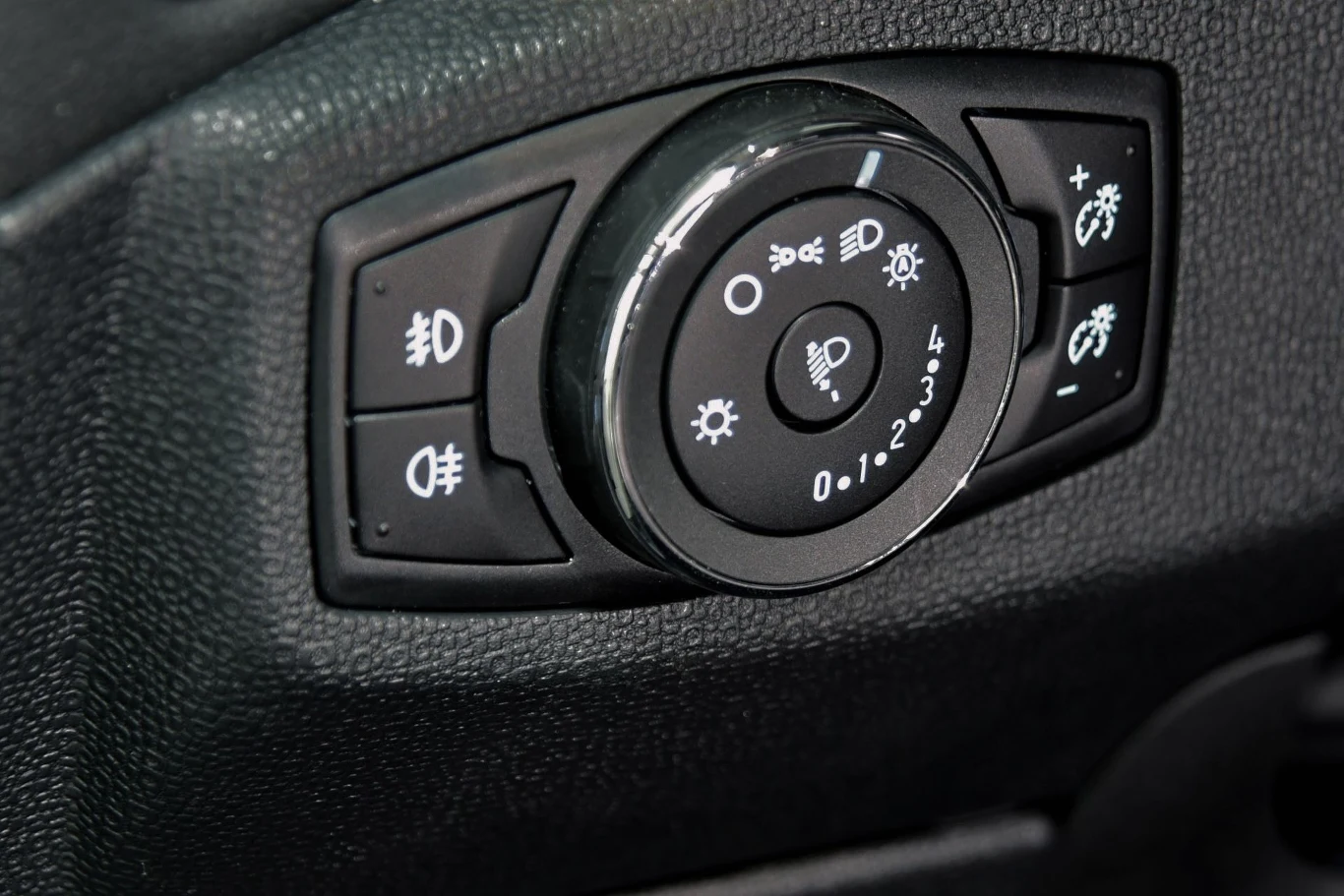 Aby włączyć światła przeciwmgielne w większości aut konieczne jest najpierw włączenie świateł mijania.