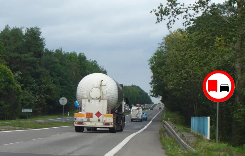 Znak B-26 - zakaz wyprzedzania przez samochody ciężarowe
