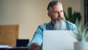 Polacy są słusznie zachęcani do jak najdłuższej aktywności zawodowej. Zarazem stereotypy dotyczące osób "50 plus" często im to utrudniają