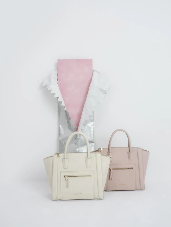 Jasne, damskie torebki idealne do letnich stylizacji