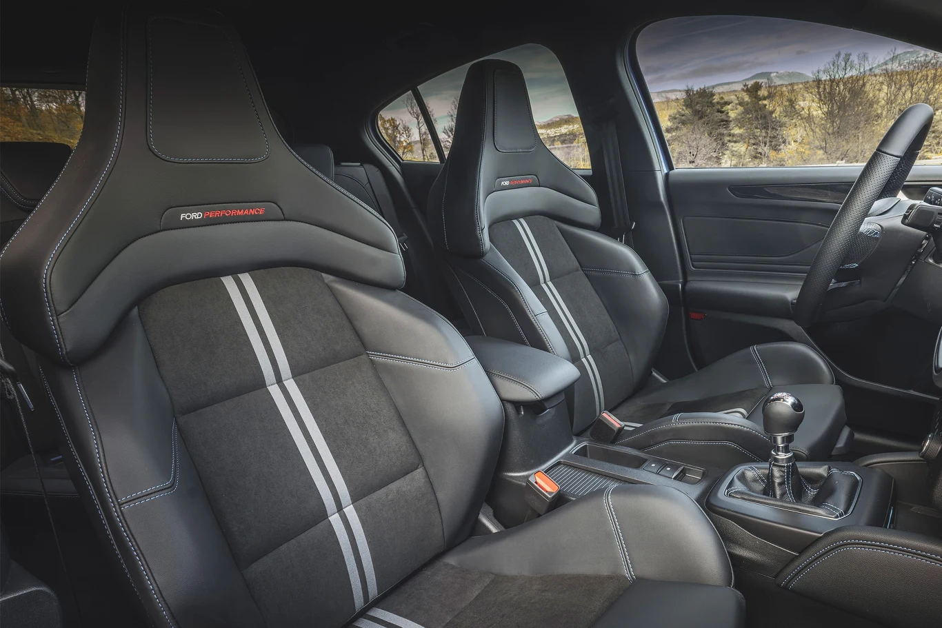 Ford Focus ST Edition jest wyposażony w standardzie w sportowe fotele Ford Performance. Ford Focus ST Edition jest wyposażony w standardzie w sportowe fotele Ford Performance.
