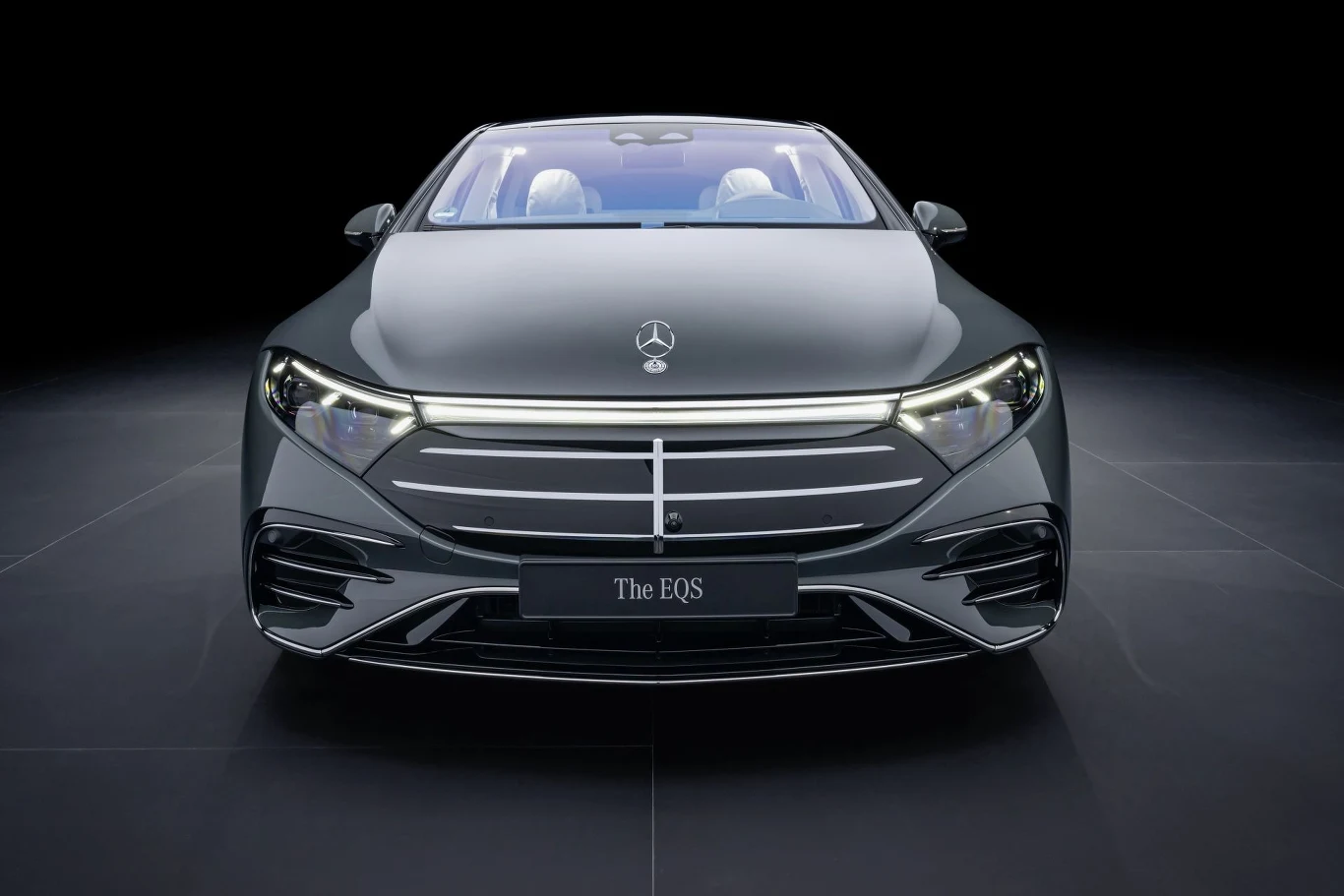 Na czarnym pasie namalowane zostały "żebra grilla". Dzięki temu auto przypomina klasę S.