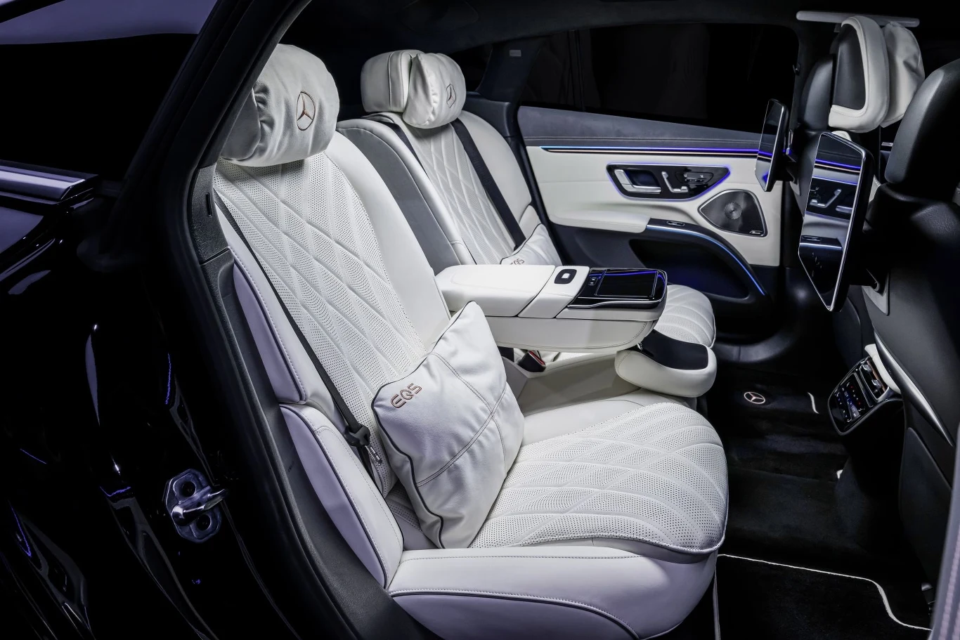 W Mercedesie EQS znajdziemy teraz chromowane obwódki tylnych nawiewów.
